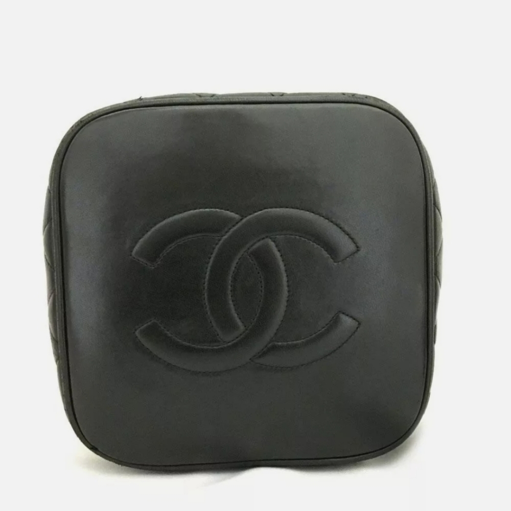 CHANEL Quilted Lambskin Vanity Case - Picture 6 of 10